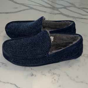 Brand new men’s Ugg navy loafer slippers with fur size 7